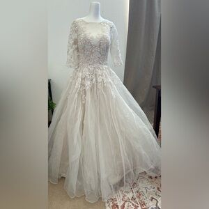 MÍA SOLANO Elegant Lace Wedding Dress SIZE 12 has some details